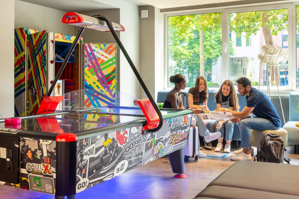 aohostels frankfurt galluswarte lobby airhockey 03 NEU 10MB