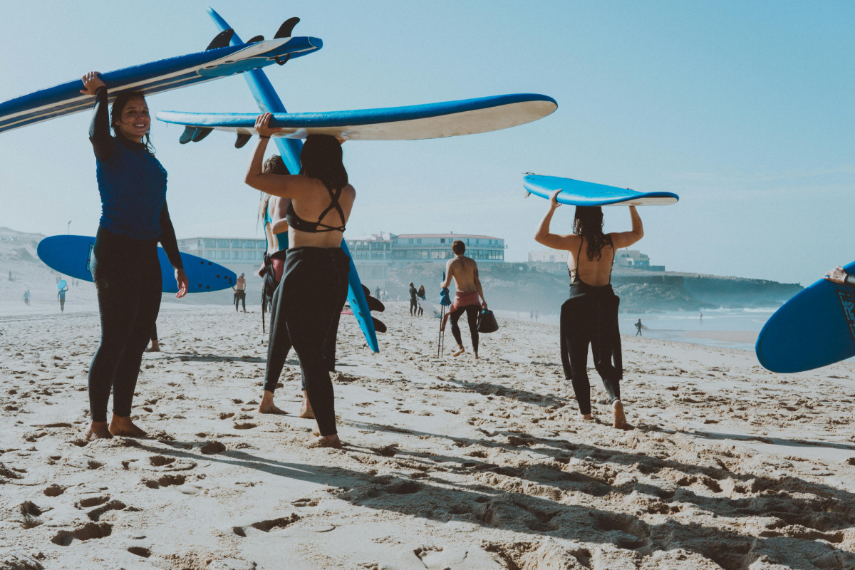 10 destinos de playa donde disfrutar del surf sin salir de España