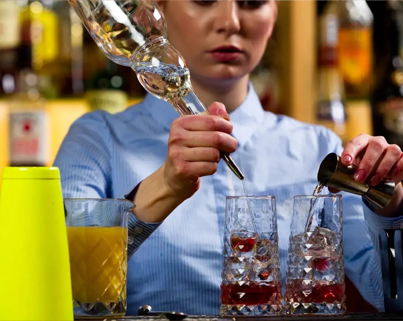 Clases de mixología en el bar del hotel