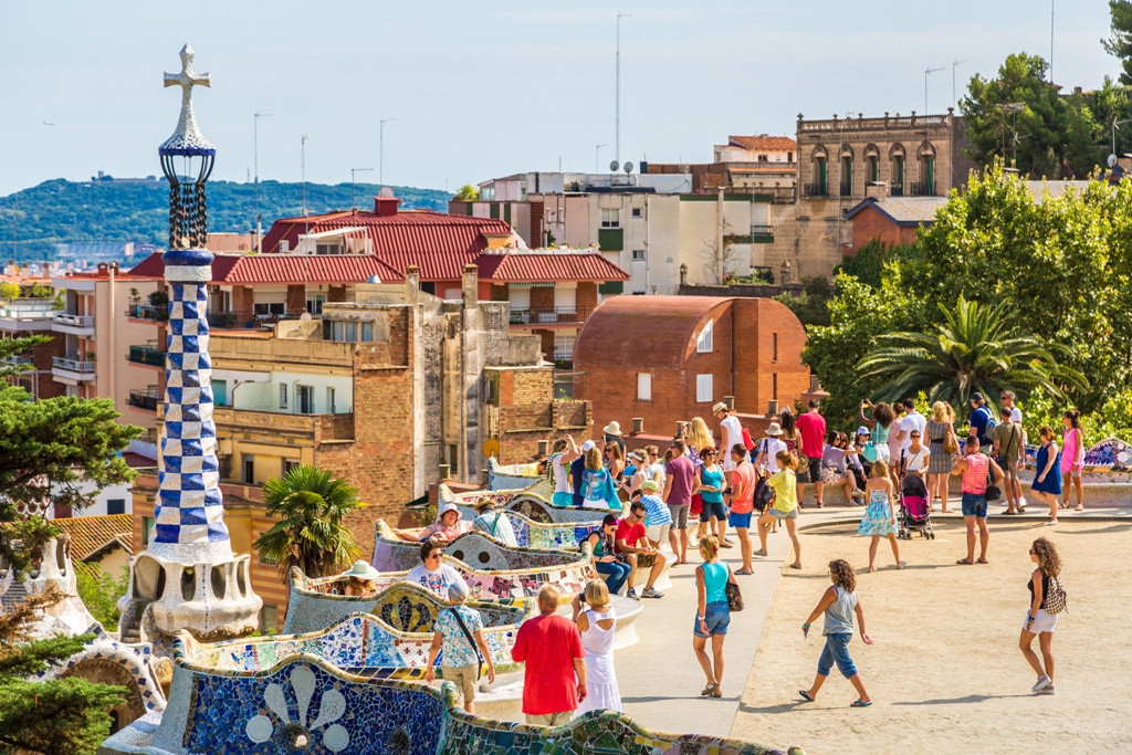 Barcelona sube impuestos a hoteles, cruceros y autocares turísticos