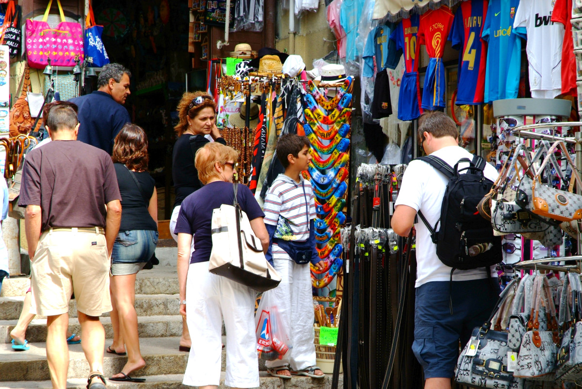 Cómo se reparte el dinero que gastan los turistas en España