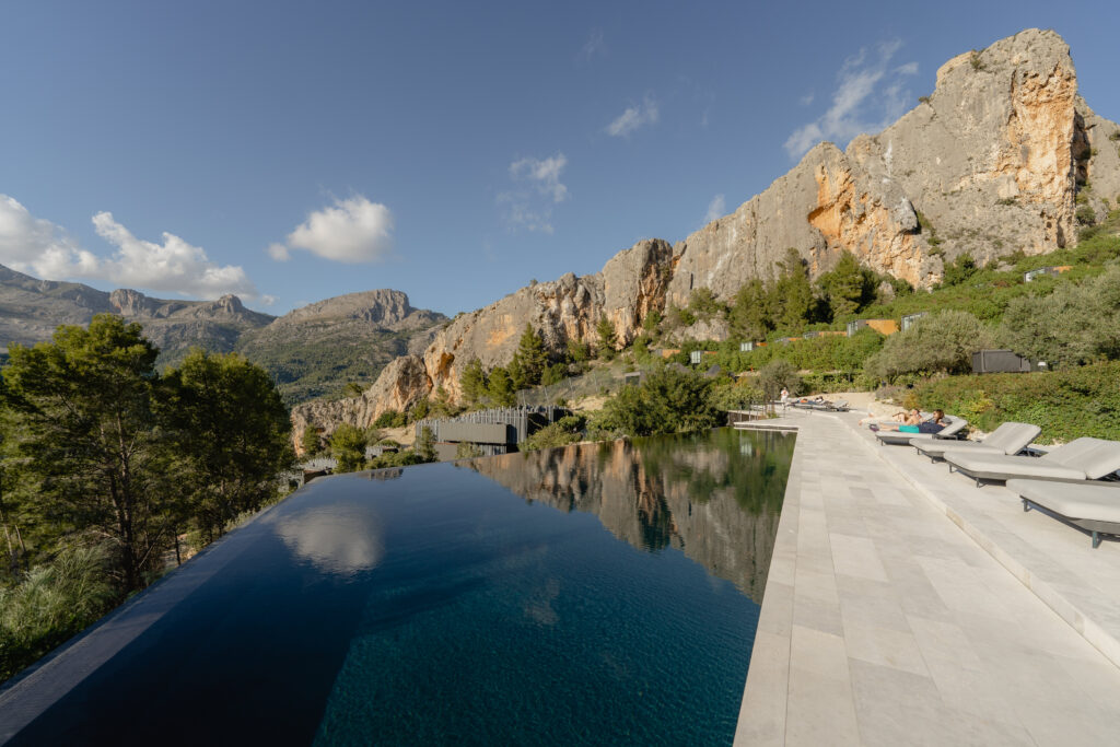 VIVOOD cumple 10 años como pionero del concepto Hotel Paisaje en España 4 Infinity Pool 03 ©vivoodhotels