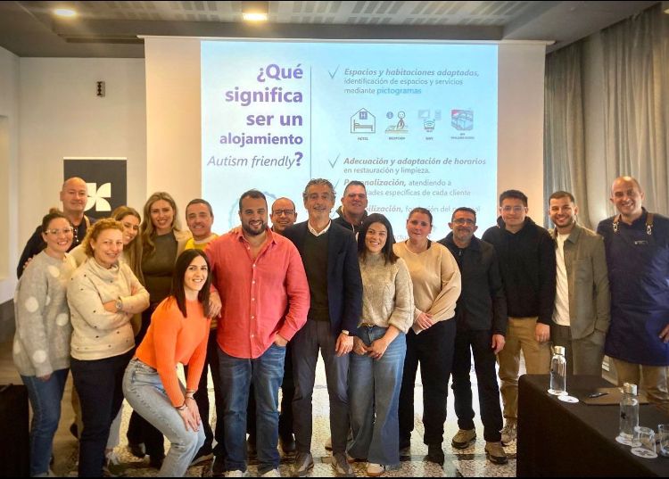 deLuna Hotels logra la certificación Autism Friendly y se convierte en la cadena pionera en Granada 4 equipo deLuna Hotels en la formación de Autism Friendly
