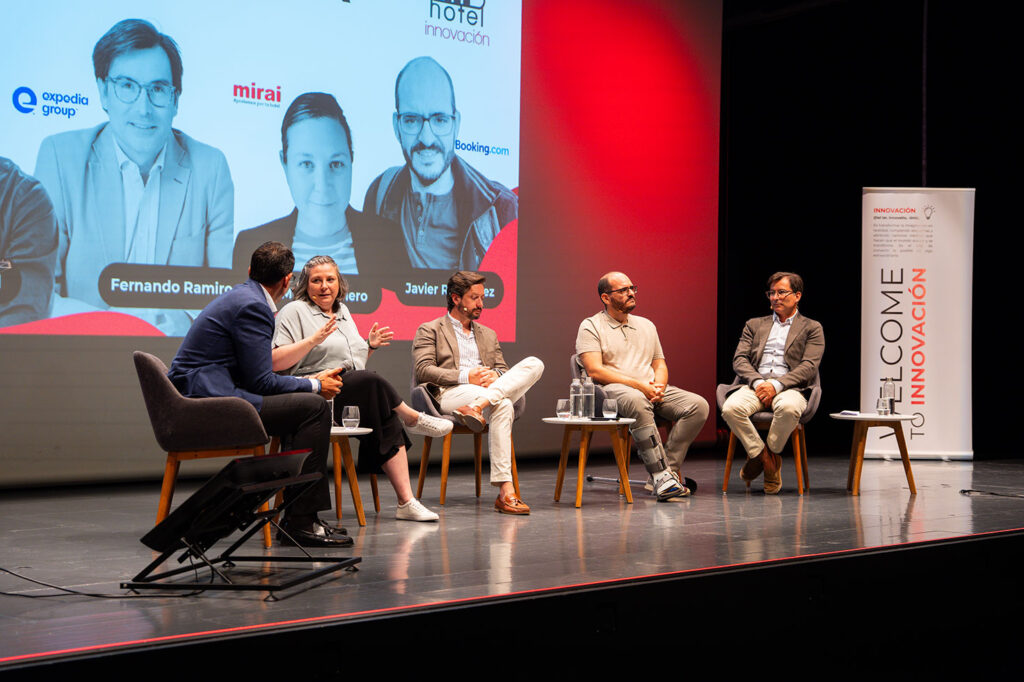 Hotel Innovación 2025: Sevilla acoge una edición marcada por la IA, la venta directa y el propósito social 4 HOTEL-INNOVACION-mesa-redonda-otas