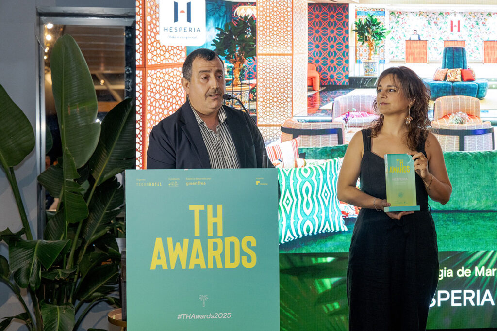 Hesperia, galardonada con el premio a Mejor Estrategia de Marketing en los TH Awards 2025 4 jesús y mariona recogen el premio de Hesperia en los TH Awards, patrocinado por Hotetec