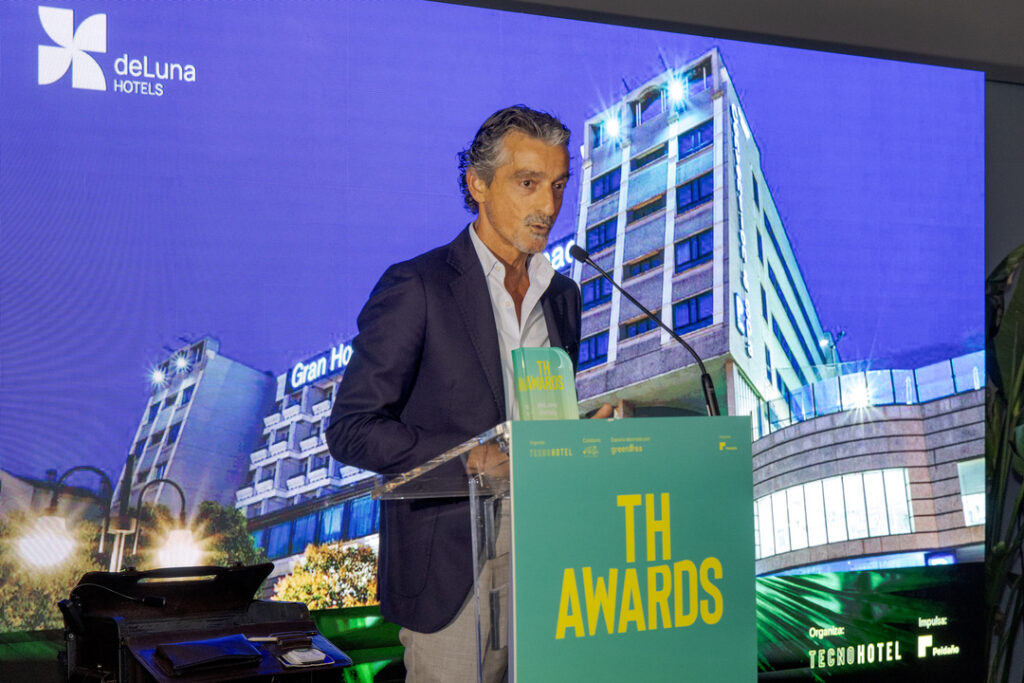 deLuna Hotels, premio a la Mejor Estrategia Operativa en los TH Awards 2025 4 Javier Tausía de deLuna Hotels recoge el premio a Mejor Estrategia Operativa de los TH Awards 2025. Patrocina Hotelverse