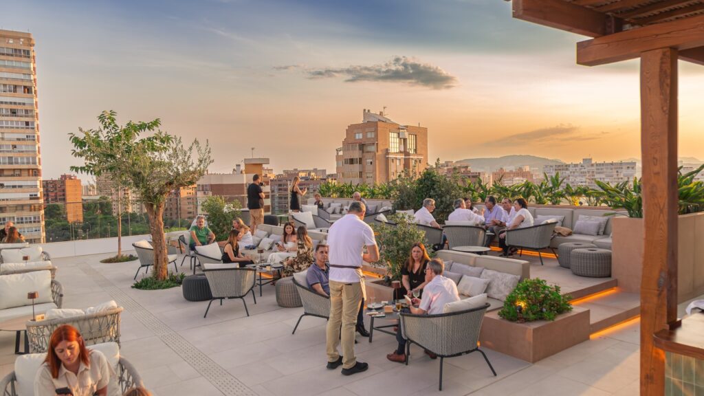 Port Alicante City & Beach: el referente hotelero que une experiencia, sostenibilidad y vanguardia 6 port hotel alicante Boga Sky Lounge