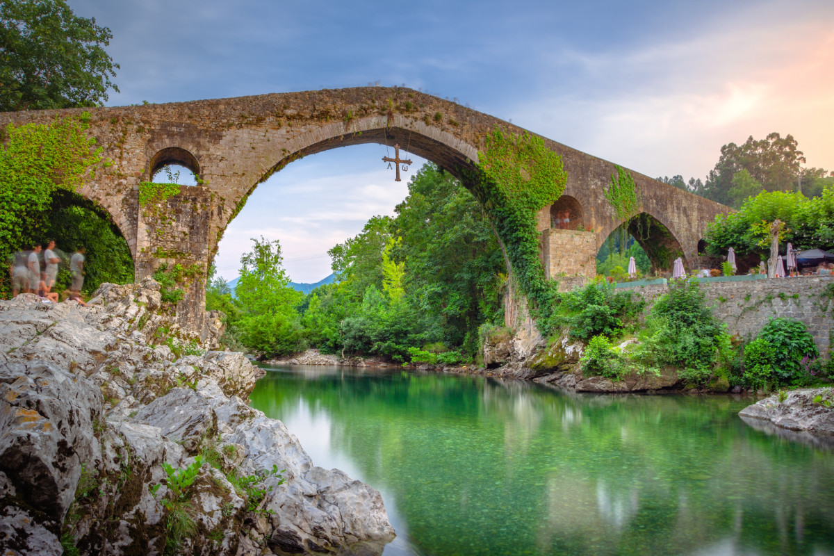 Vista de Cangas de Onís con el río Sella y las construcciones tradicionales del casco histórico, en Asturias