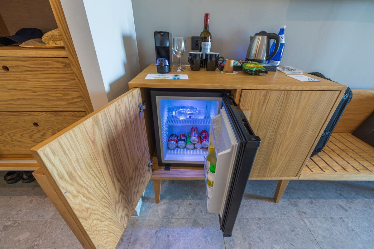 Minibares de hotel: cómo evolucionan, qué modelos existen y qué opinan los expertos