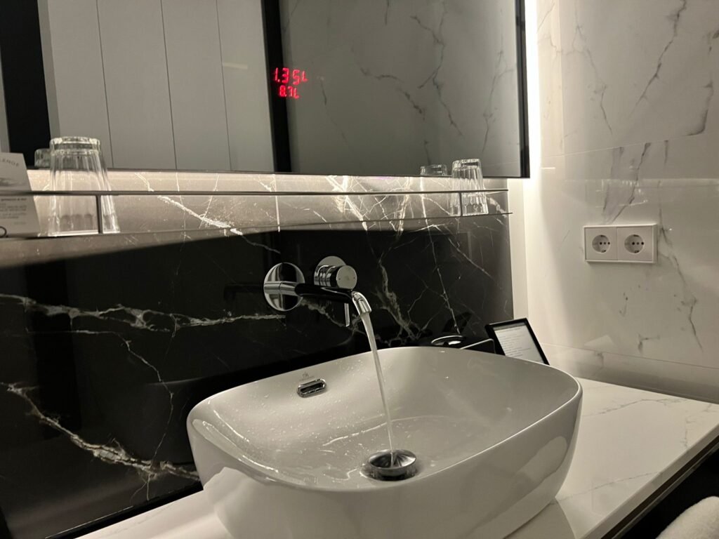 ESTIMAR Valencia reduce un 22% su consumo de agua gracias a contadores digitales en sus habitaciones 4 2 1