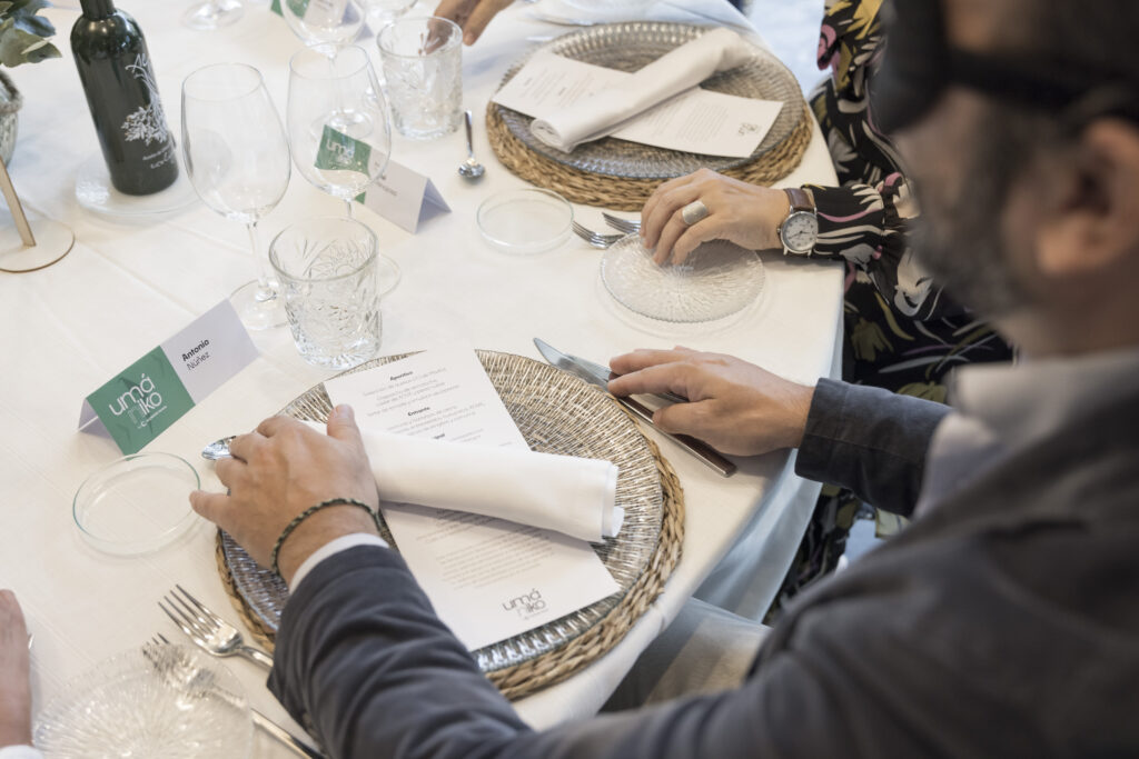 La fidelidad ya no se mide en puntos: cómo los hoteles independientes pueden ganar la batalla emocional del huésped 6 Detalle experiencia a ciegas presentacion de Umaniko by ILUNION Hotels en ILUNION Atrium 26 09 2024