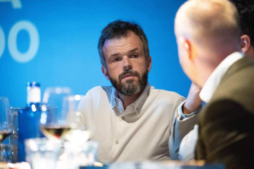 Sostenibilidad hotelera: más allá del sello. Así se transforma el turismo desde dentro 6 Gorka Rossell, director SLEEP'N Atocha recoge el premio