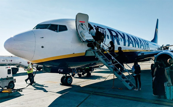 Destinia sigue los pasos de Viajes El Corte Inglés y firma con Ryanair