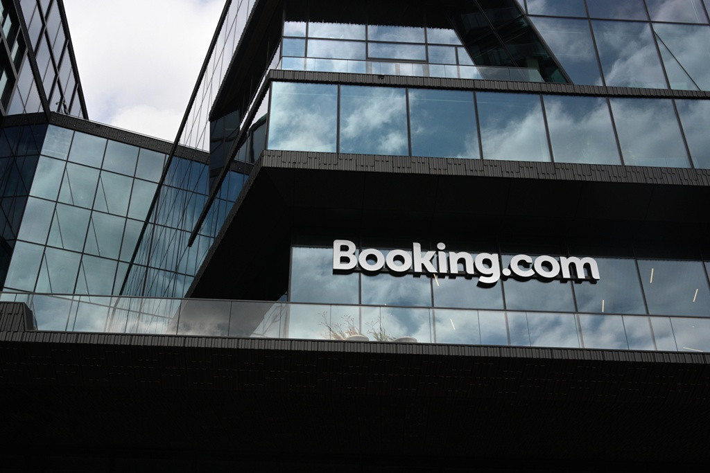 Booking logra beneficios record y avanza con paso firme hacia la IA