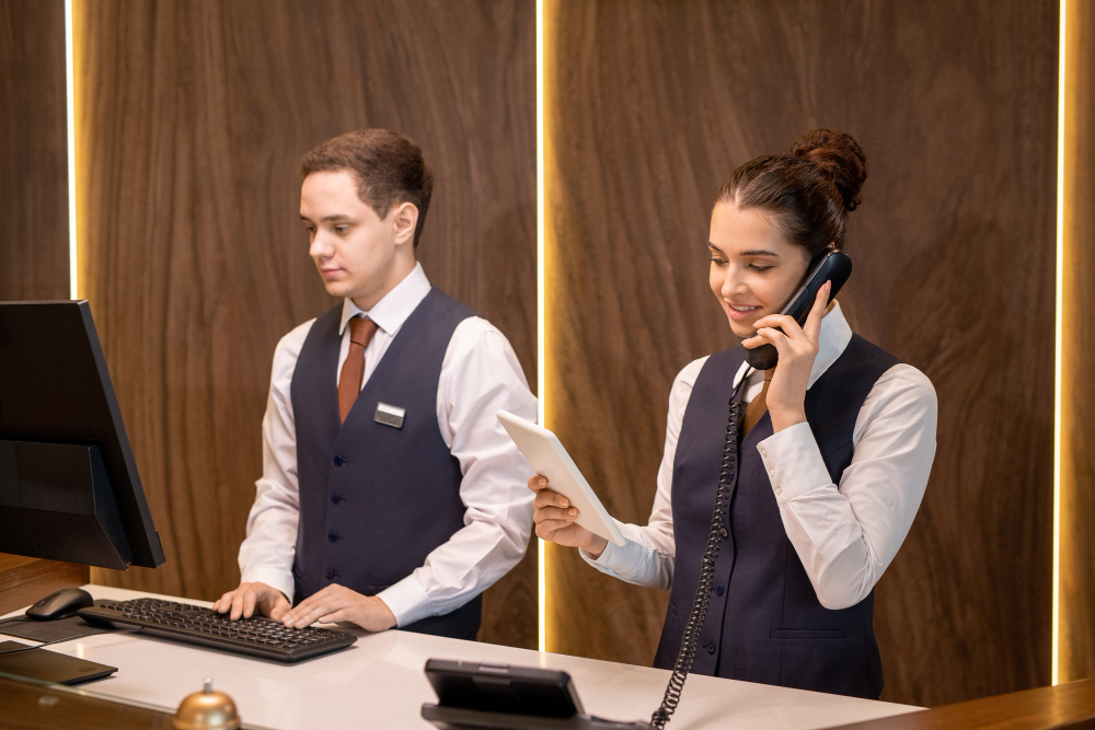 Boutique vs. cadena y resort: elegir el software CRM hotelero que se adapta a tu tipo de propiedad