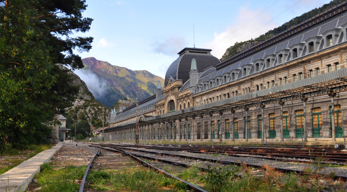 Dormir en una antigua estación y cenar en un vagón con estrella Michelin: así es el nuevo hotel con dos llaves