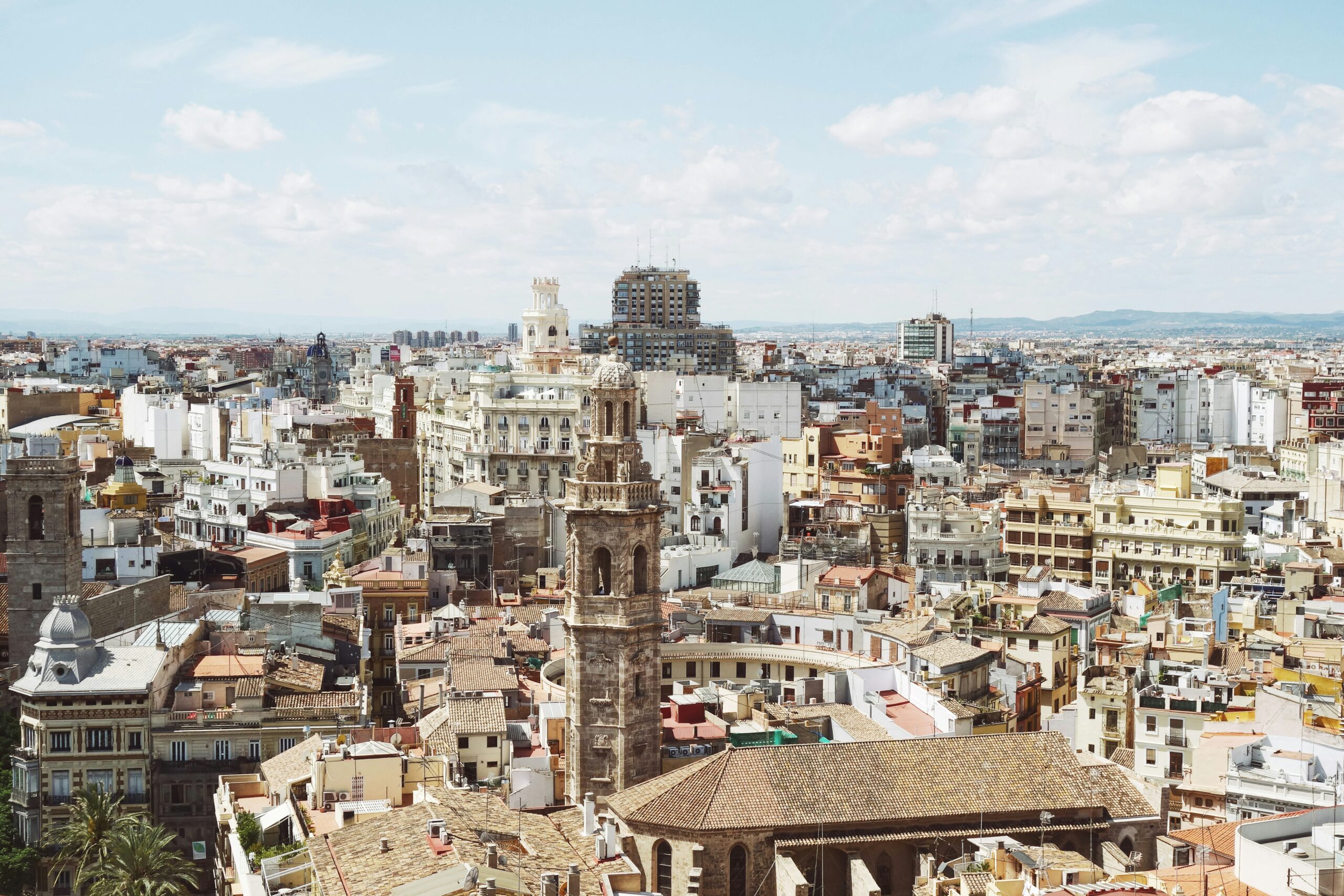 Valencia lidera ocupación hotelera en puente de mayo con 95%, Barcelona con tarifa media más alta de 320 euros.