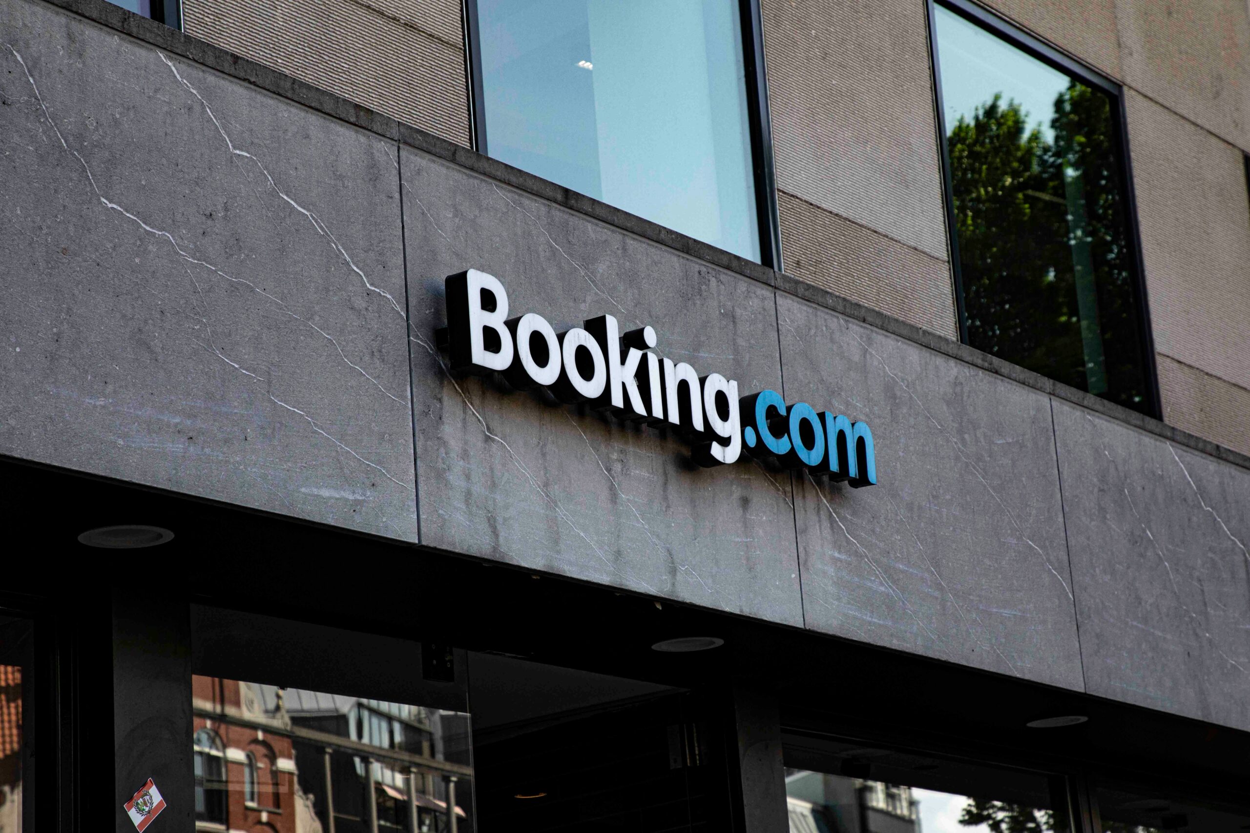 Informe de Booking.com: 82% de los viajeros españoles priorizan la sostenibilidad en sus decisiones de viaje para 2026.