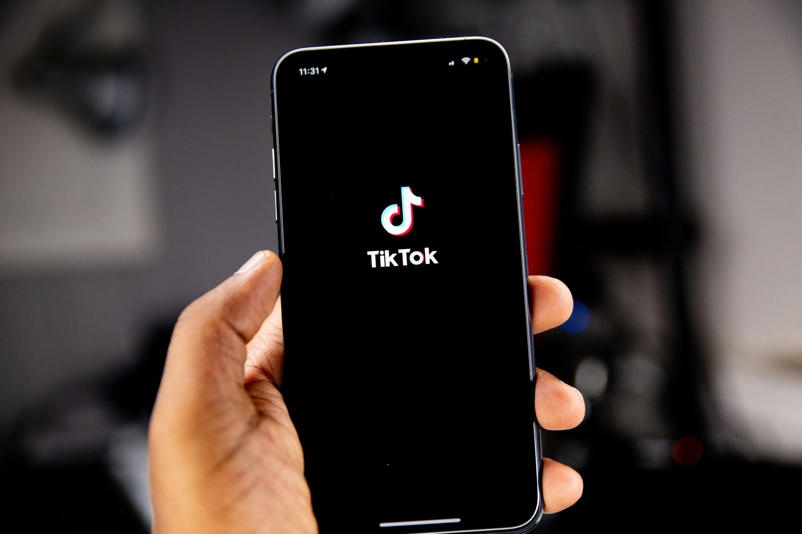 TikTok lanza TikTok GO en EE.UU. para reservas de hoteles y actividades con socios como Booking y Expedia.