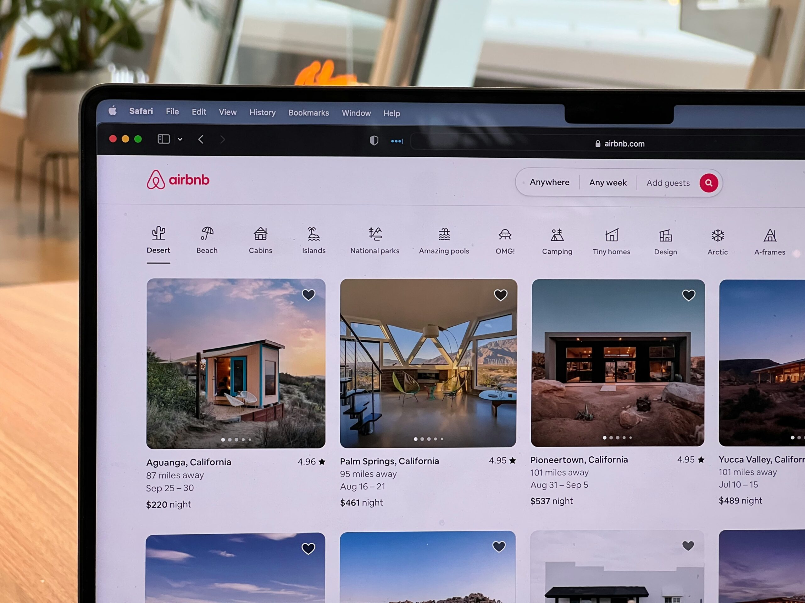 Airbnb Busca Transformarse en un "Amazon para los Viajes" Ofreciendo Ecosistema de Servicios y Uso de IA
