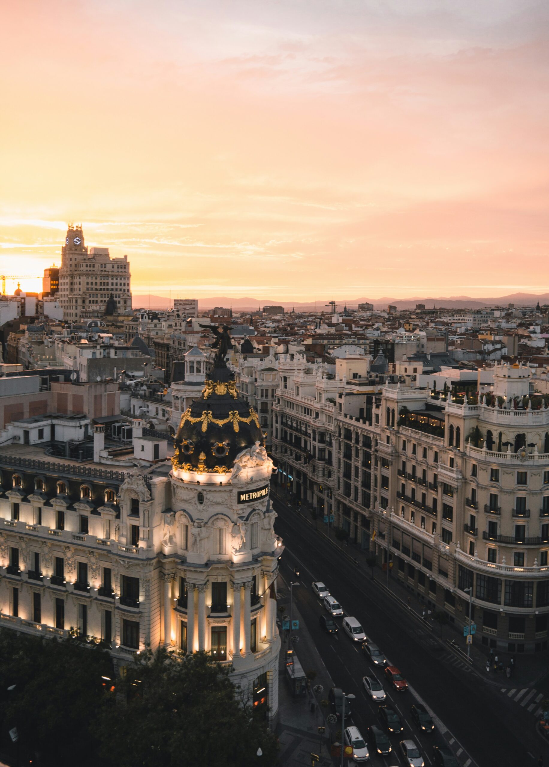 Madrid y Barcelona alcanzan récords turísticos en 2025, con 21,7 y 21,4 millones de pernoctaciones respectivamente.
