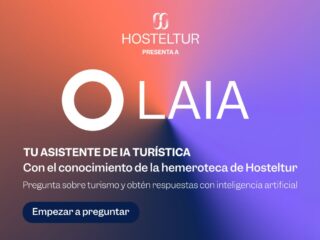 Promotional banner for Hosteltur presenting Olaia on a gradient orange-to-purple background with a CTA 'Empezar a preguntar'.