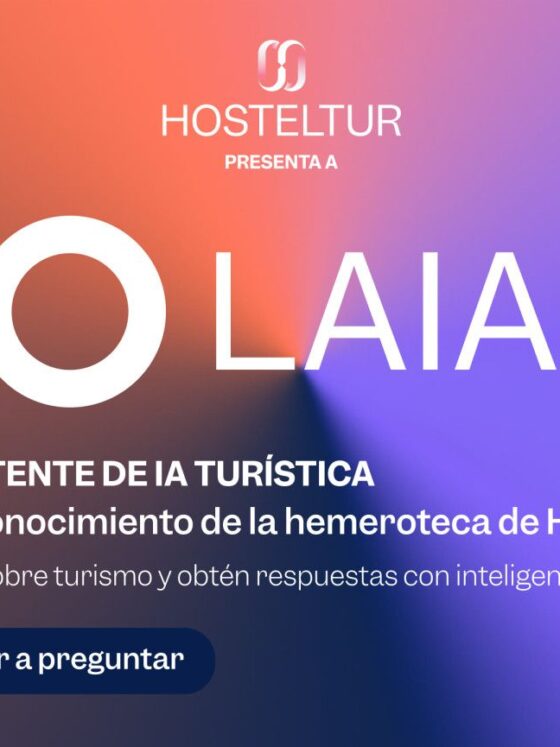 Promotional banner for Hosteltur presenting Olaia on a gradient orange-to-purple background with a CTA 'Empezar a preguntar'.