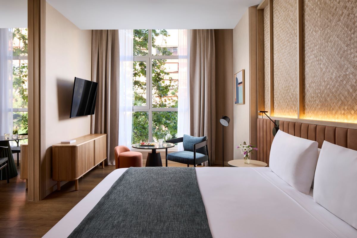 NH Hotels completa renovación del NH Barcelona Diagonal Poblenou y NH Valencia Center con enfoque en diseño local y modernización.