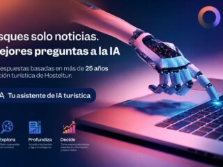 Robot hand typing on a laptop under LAIA branding, promoting an AI travel assistant in Spanish.