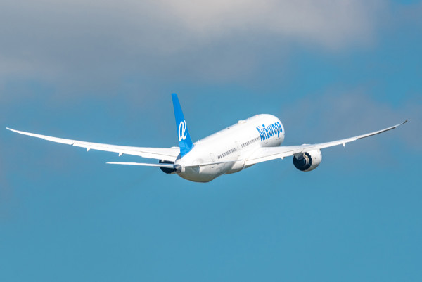 Las principales aerolíneas retrasan vuelos a Oriente Medio hasta el otoño debido a la guerra e inestabilidad regional.