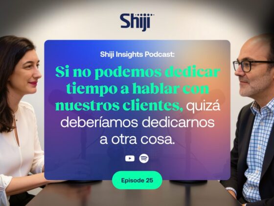 Shiji Insights Podcast: two hosts in a studio with the Shiji logo, overlaid with a Spanish quote about dedicating time to talk with customers; Episode 25
