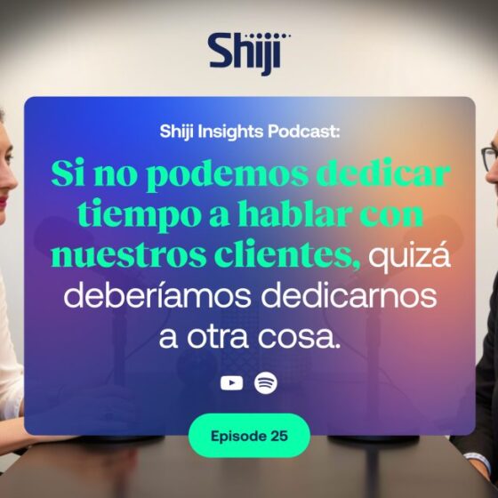 Shiji Insights Podcast: two hosts in a studio with the Shiji logo, overlaid with a Spanish quote about dedicating time to talk with customers; Episode 25