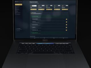 MacBook Pro screen displaying a dark Spanish control panel dashboard with left sidebar and module cards.