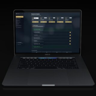 MacBook Pro screen displaying a dark Spanish control panel dashboard with left sidebar and module cards.