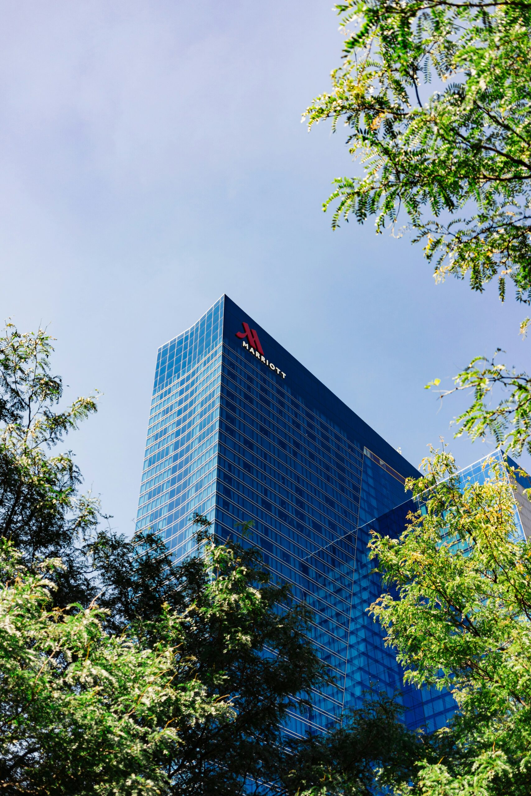 El JW Marriott Hotel Guadalajara destaca con 191 habitaciones y colaboración textil con Resuinsa para alta hospitalidad.