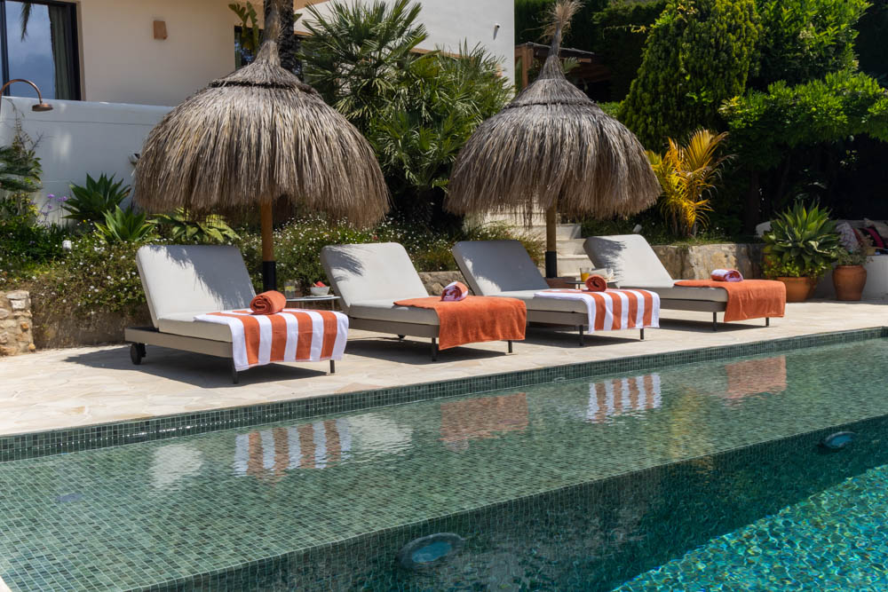 Las tendencias en textiles para verano 2026 destacan el uso de materiales naturales y colores mediterráneos en hoteles.