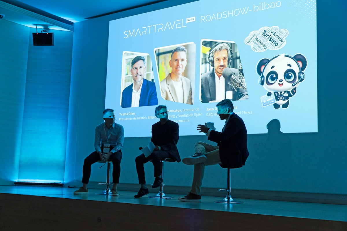 Smart Travel News Roadshow en Bilbao revela futuro hotelero con tecnología avanzada y enfoque humano para 2036.