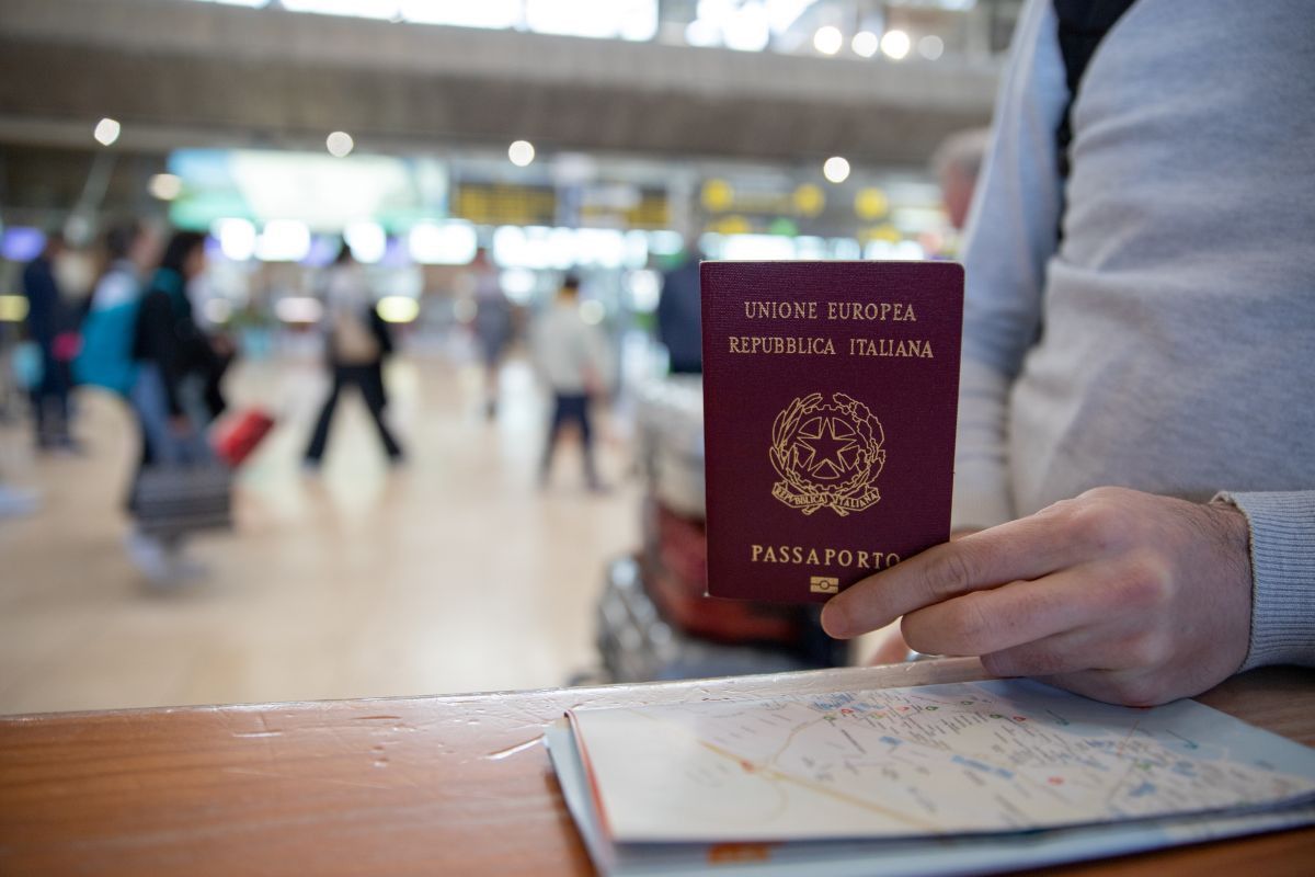 El CEO de Meliá Hotels critica controles a viajeros italianos, afectando a 2,82 millones de turistas en España.