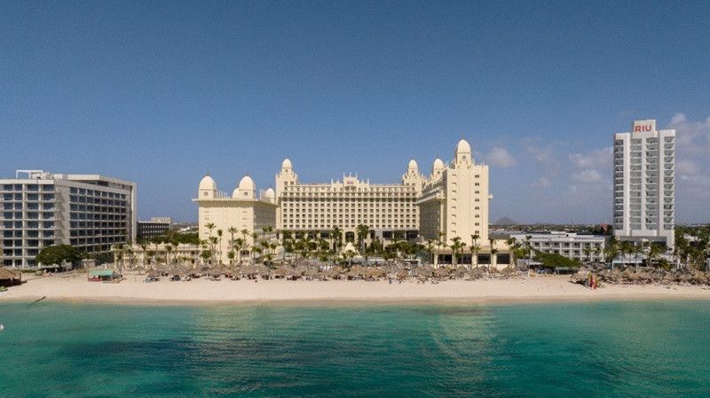 Riu Hotels & Resorts reabre el Riu Palace Aruba tras renovación con nuevo servicio Elite Club y mejoras gastronómicas.