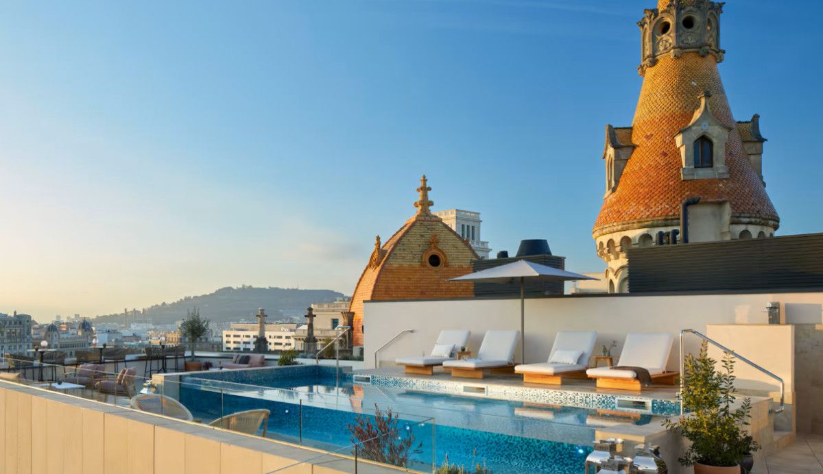 Grupo turco Kaya adquiere el hotel ME Barcelona por más de 100 millones de euros, manteniendo a Meliá como operador.