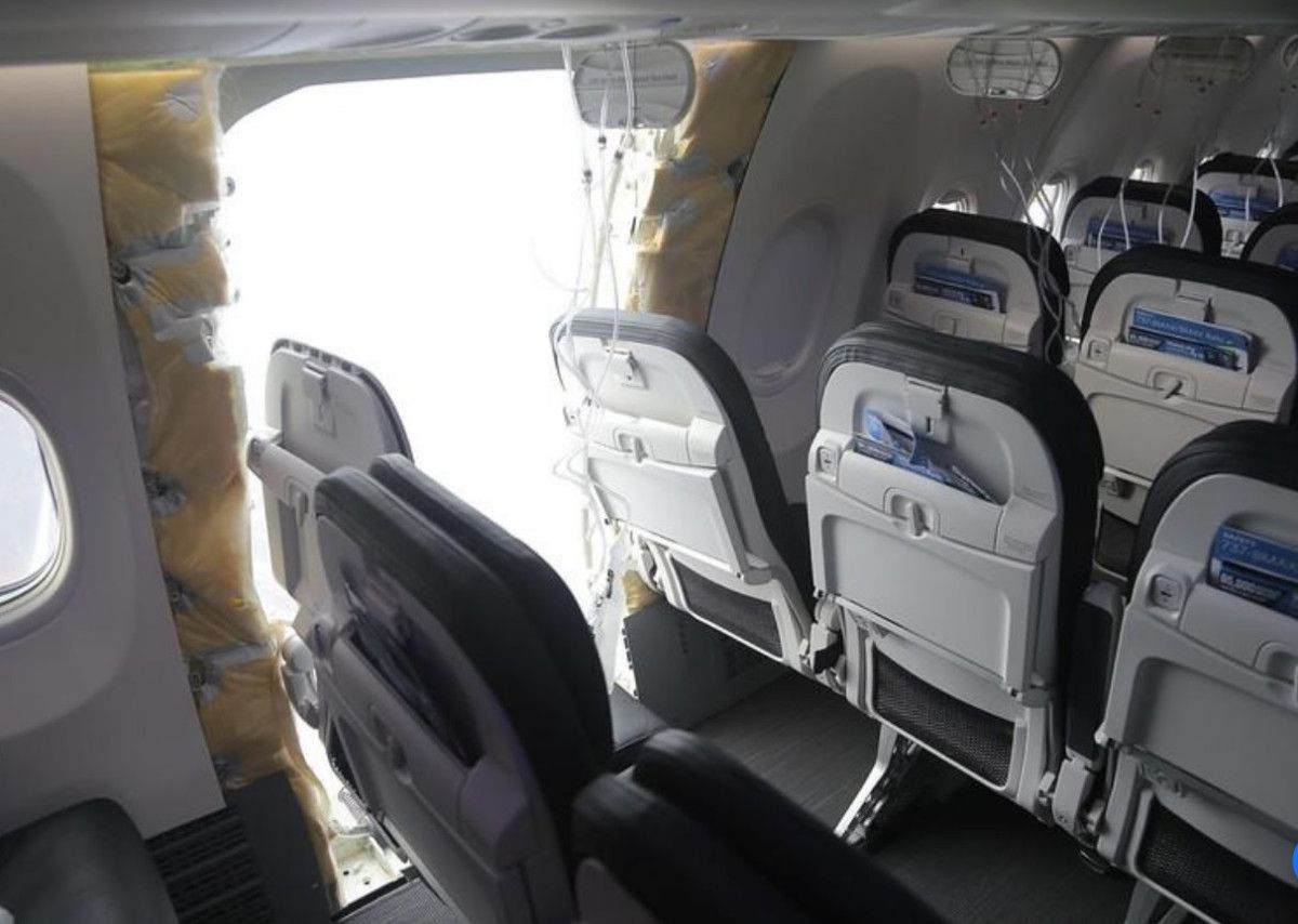 La crisis del Boeing 737 MAX 9 tras el incidente de Alaska Airlines lleva a sanciones y restructuración en Boeing.