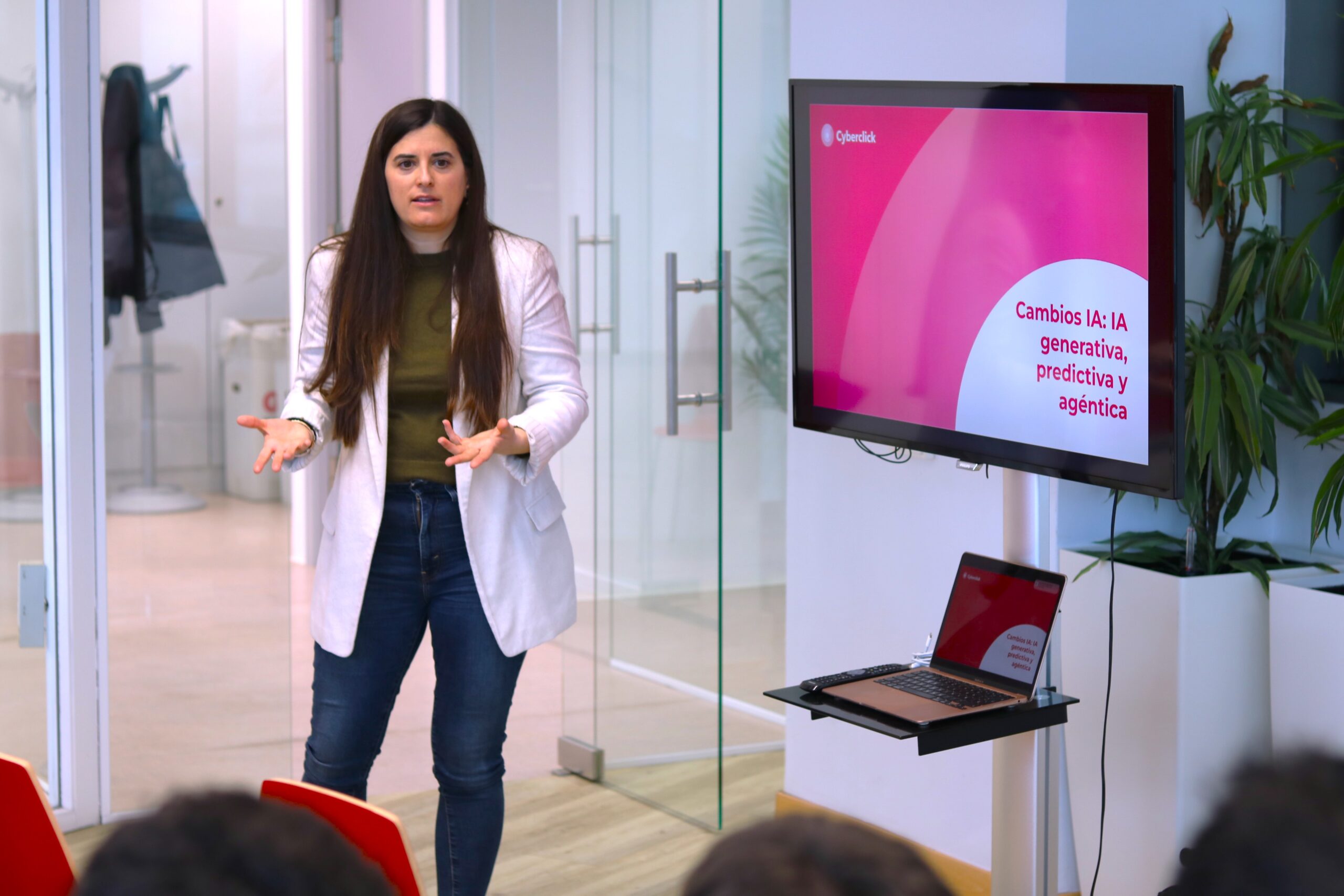 La IA transforma el SEO turístico, impulsando estrategias de marca y multicanal, según Laia Cardona de Cyberclick.