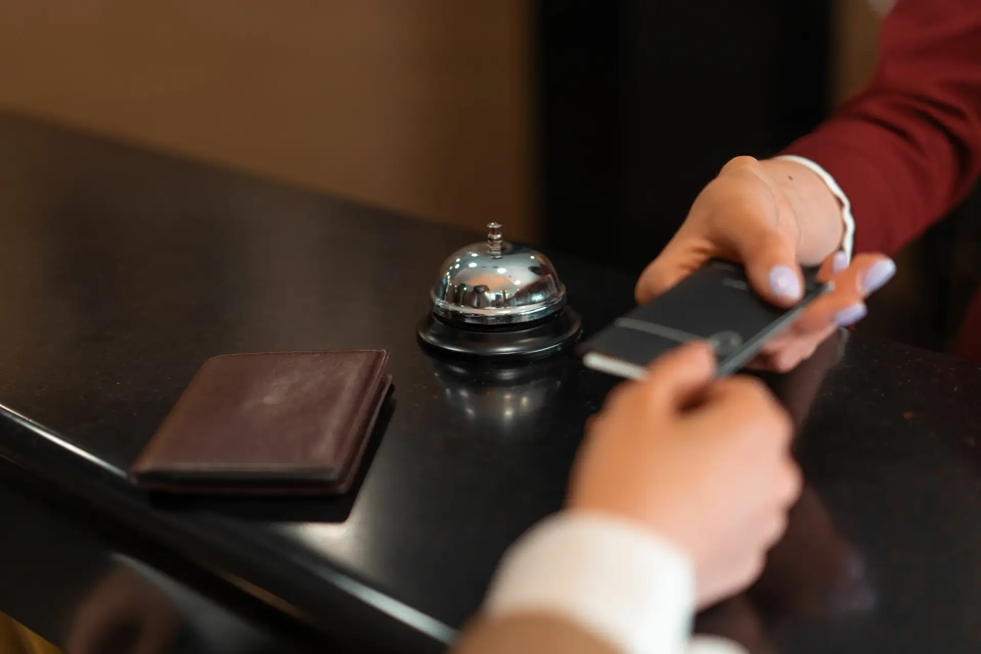 Las cadenas hoteleras enfrentan desafíos de comunicación multilingüe durante la temporada alta, afectando reservas futuras.