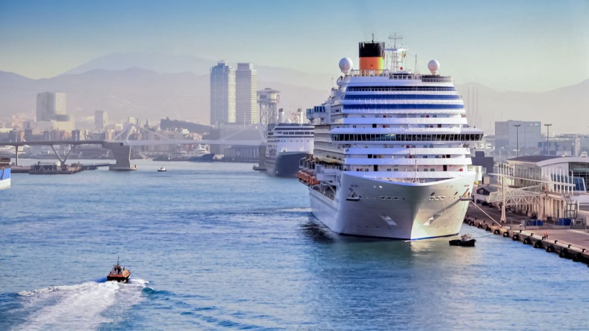 Barcelona subirá la tasa a cruceristas hasta los 30 euros y elevará el IBI a 200 hoteles