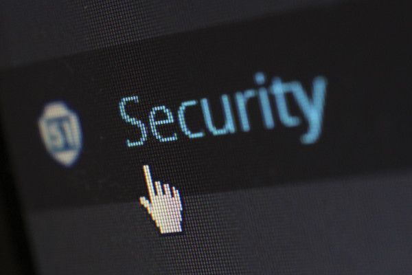 Agentes de IA perpetrando ciberataques: qué cambia para el sector turístico y cómo puede protegerse