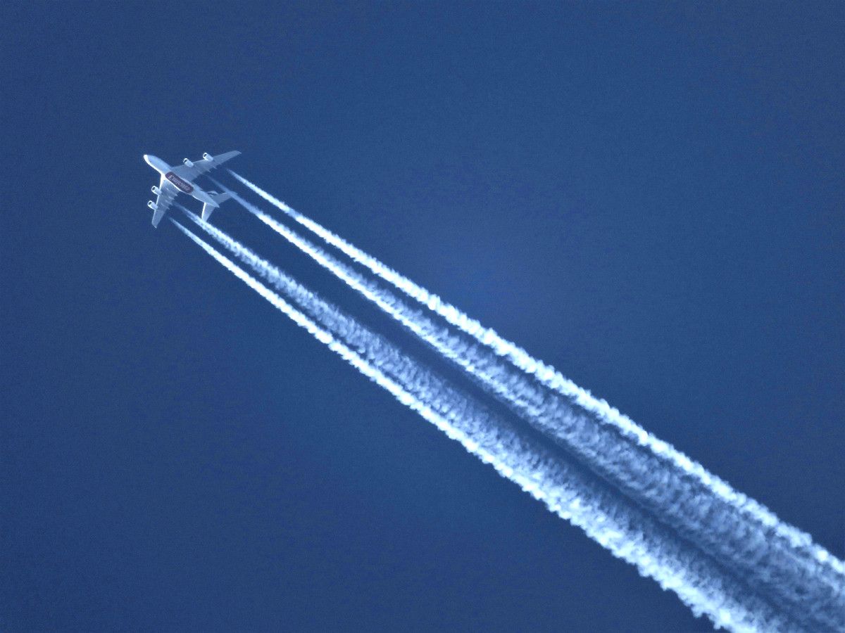 Estelas de condensación: las 5 estrategias de la aviación para minimizar su impacto climático