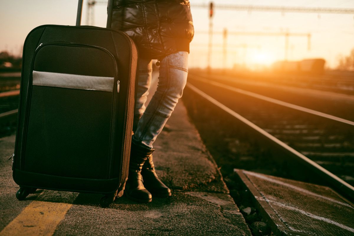 El 49% de los españoles prefiere viajes en solitario de 4 a 7 días, eligiendo tren sobre coche.