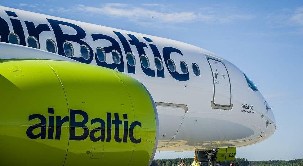 AirBaltic se acoge al Capítulo 11 mientras aerolíneas europeas enfrentan crisis por alza del combustible y conflictos.