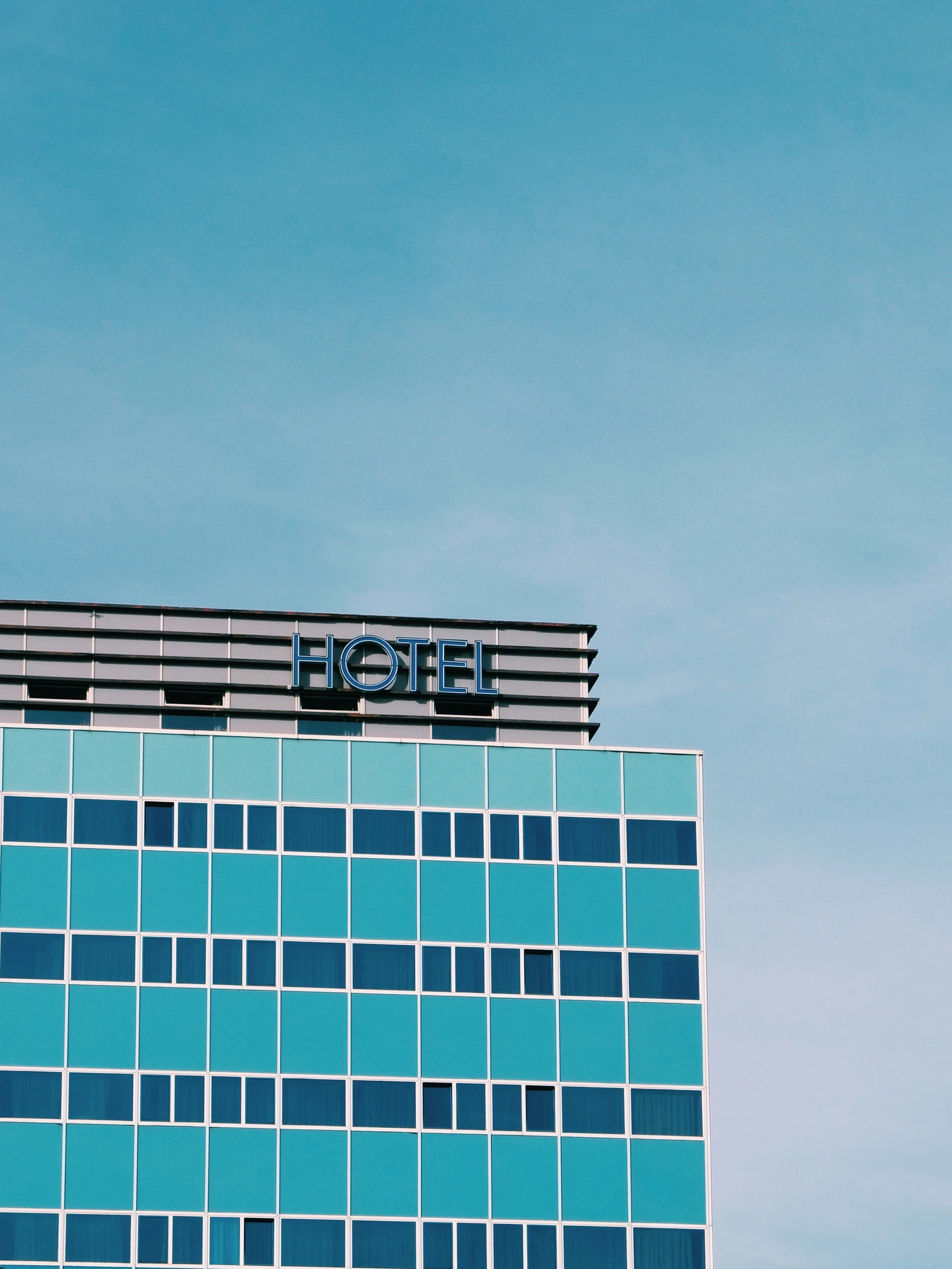 Automatización de pagos hoteleros reduce errores y tiempos administrativos, mejorando la experiencia del huésped y la rentabilidad.