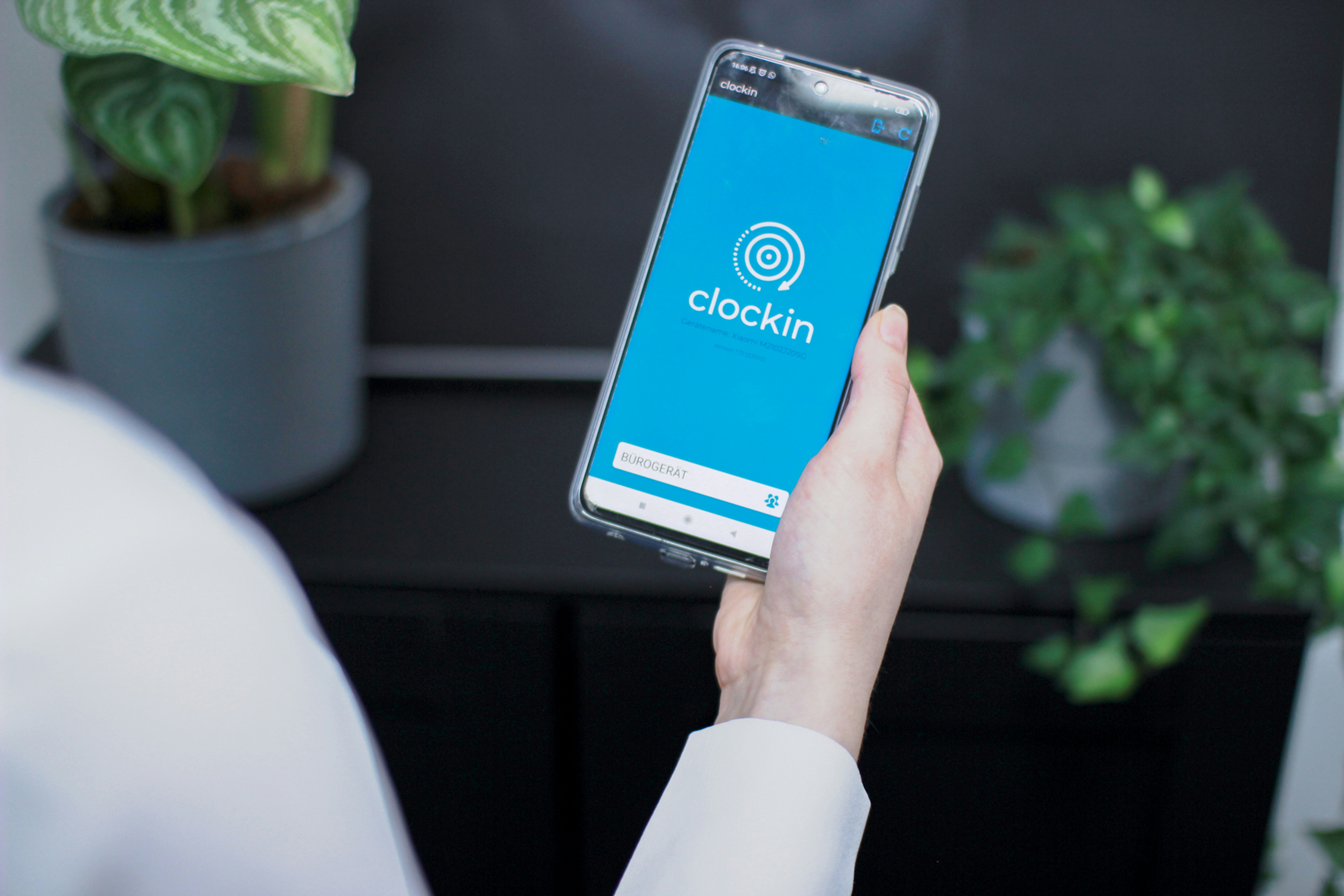 El check-in híbrido maximiza eficiencia y personalización en alojamientos, combinando tecnología y atención directa al huésped.